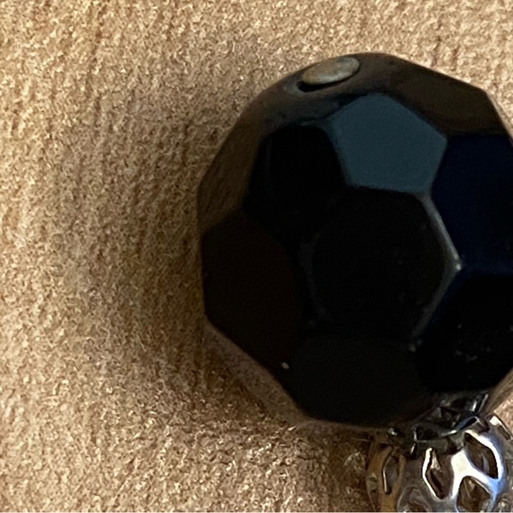 Two pairs of adorable silver dangle earrings, garnet & black resin - Picture 8 of 10